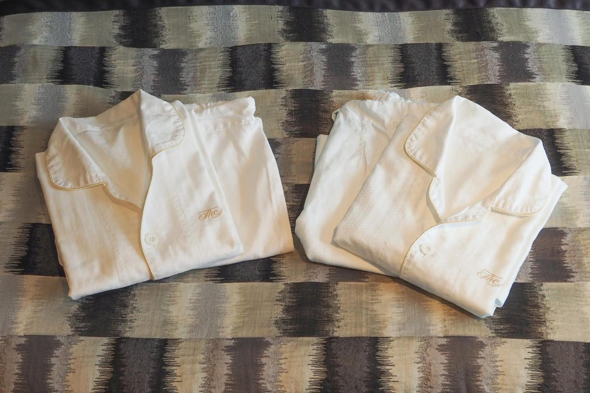 Hotel New Otani Tokyo The Main Exteriör bild Two folded shirts