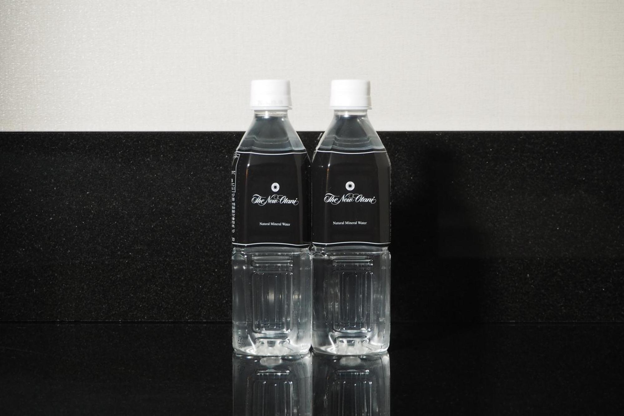 Hotel New Otani Tokyo The Main Exteriör bild Bottled water