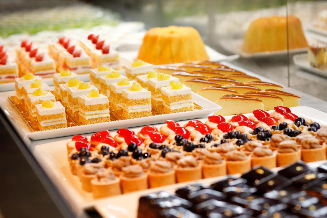 Hotel New Otani Tokyo The Main Exteriör bild A display of petit fours